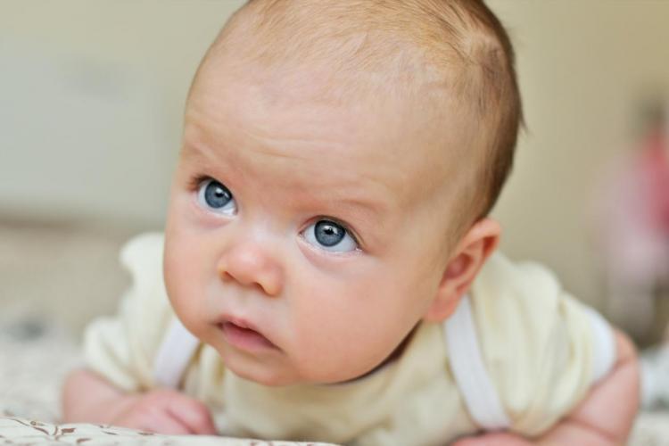 Podnoszenie główki przez niemowlaka – kiedy powinniśmy zacząć się niepokoić?