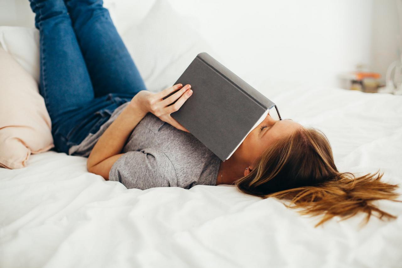 Leniwy poranek z książką w łóżku to małą rzecz, którą warto docenić