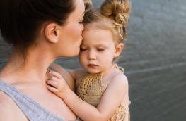 Dotyk i pocałunki budują więź z dzieckiem