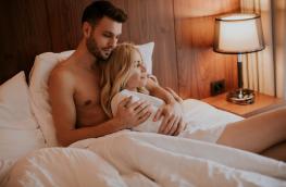 Para w łóżku przygotowuje się na seks po porodzie