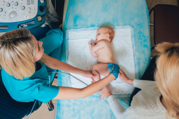 Badanie stawów biodrowych u niemowlęcia