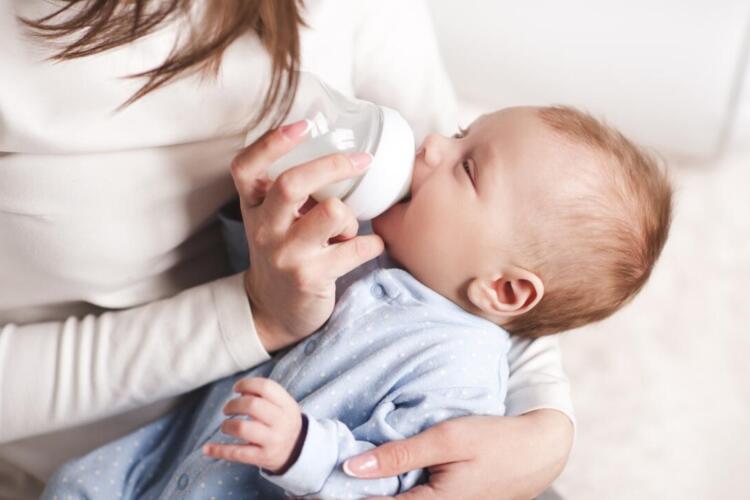 Jakie mleko podawać dziecku w pierwszych miesiącach życia