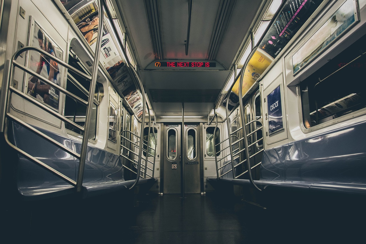 Urodziła w metrze, pasażer przecinał pępowinę