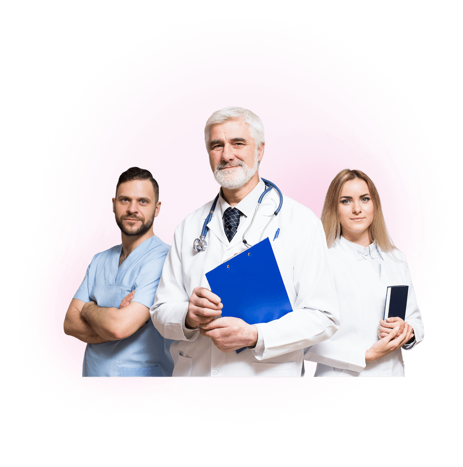 Dwóch lekarzy i pielęgniarz stojący lekko bokiem w grupie i patrzą się na wprost