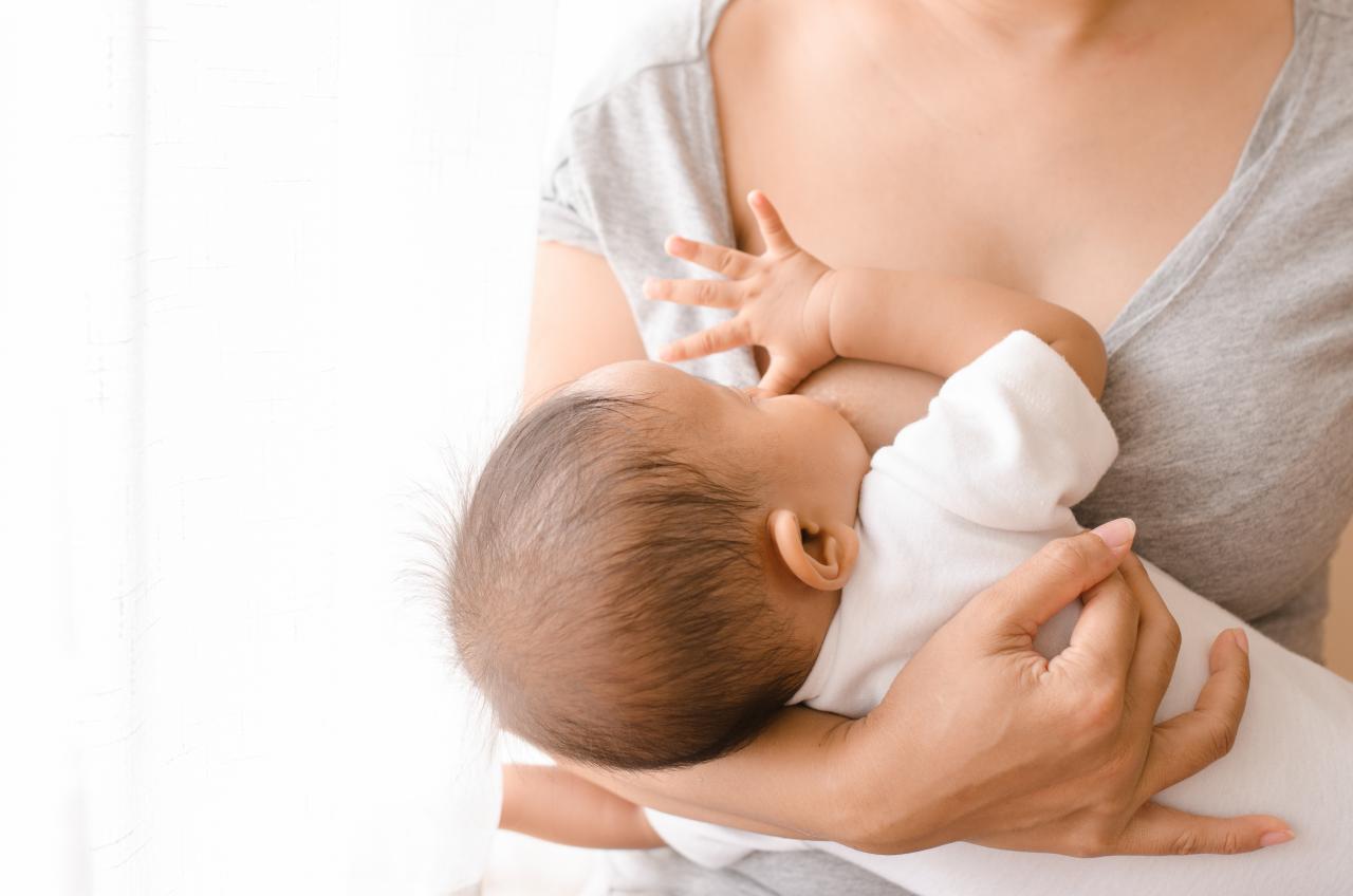 Żywienie od pierwszych chwil po urodzeniu – zależy od niego zdrowie, a czasami życie dziecka